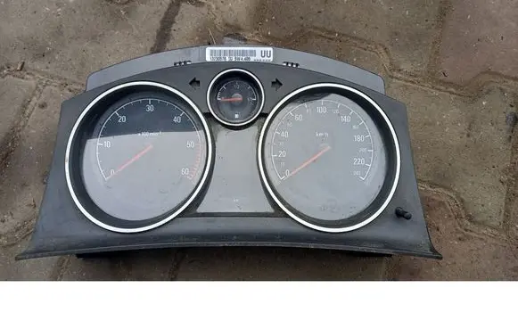 Opel Zafira B Speedometer (instrument cluster) 