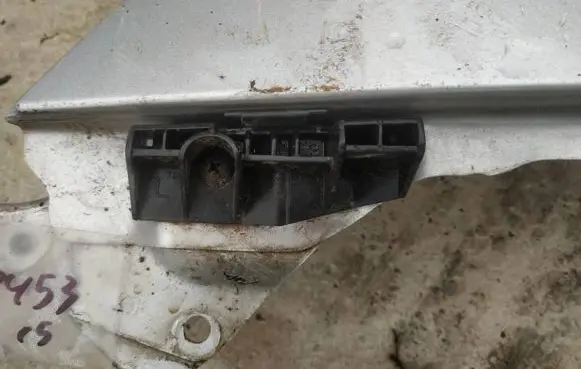 Subaru Legacy Front bumper mounting bracket