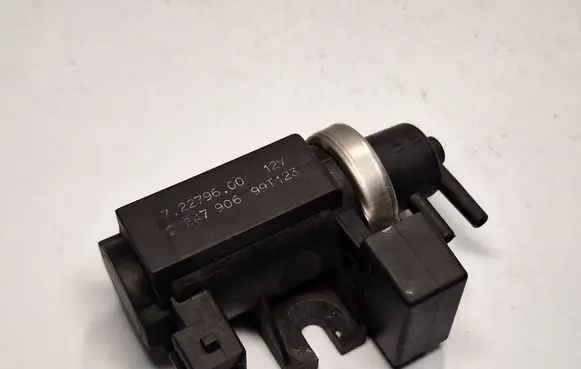 BMW 5 E39 Vacuum valve 2247906 11742247906 11747796634