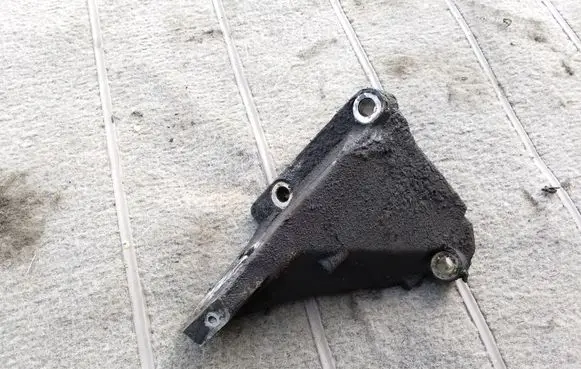 Volvo V70 Engine mounting bracket