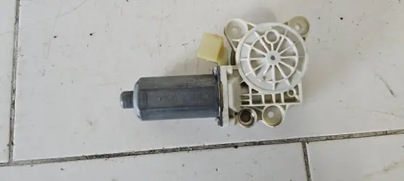 Mercedes-Benz Vaneo W414 Front door window regulator motor A2308200942 106256102