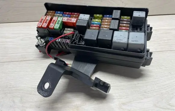 Mercedes-Benz R W251 Fuse module A1645403072 13607556 10520028