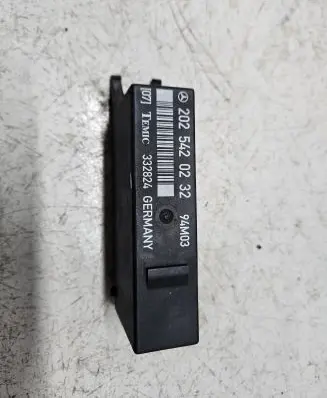 Mercedes-Benz C W202 Light module LCM 2025420232 332824