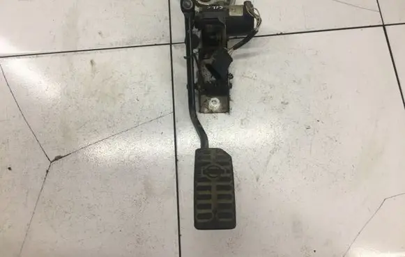 Nissan Almera N16 Accelerator throttle pedal 1132099 0281002425 189195M300