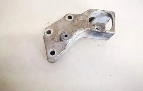 Engine mounting bracket
