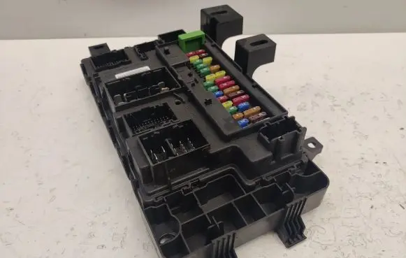 Ford Mustang VI Fuse module FR3T15604BJ