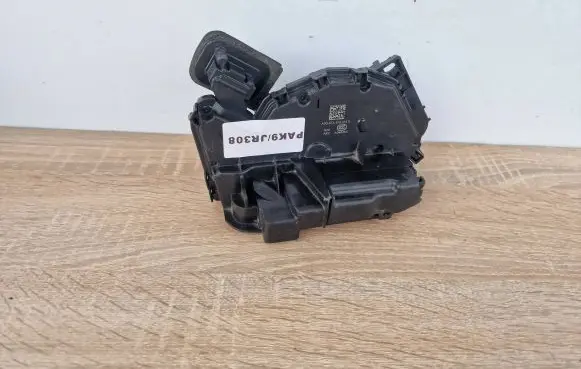 Volkswagen Touran III Rear door lock 5TA839016D