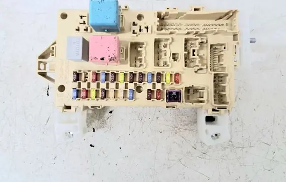 Toyota Corolla Verso AR10 Fuse module 892210F010