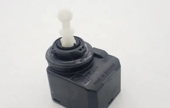 Volkswagen PASSAT B6 Headlight level adjustment motor 00883000