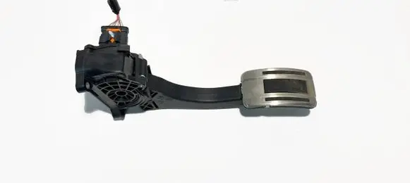 Accelerator throttle pedal