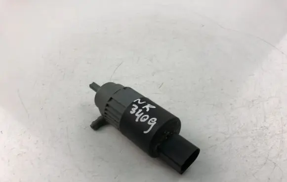 Ford Focus Windscreen/windshield washer pump BV6113K082AA