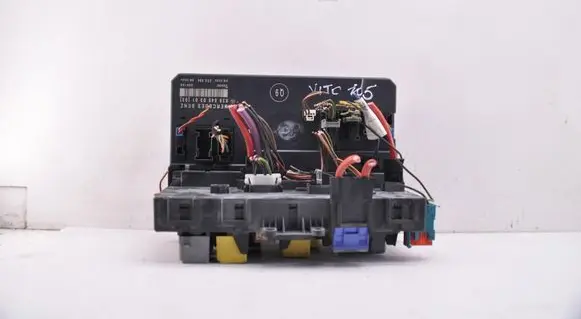 Mercedes-Benz Vito Viano W639 Fuse module A6395450301 A6395450401