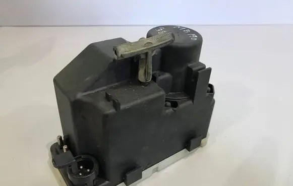 Mercedes-Benz 190 W201 Central locking vacuum pump 0008001148