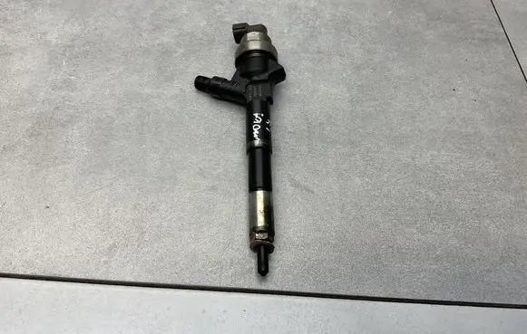 Opel Mokka Fuel injector 55567729