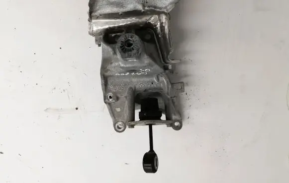 Engine mounting bracket