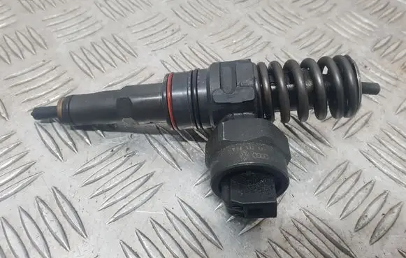 Skoda Fabia Mk1 (6Y) Fuel injector 038130073J