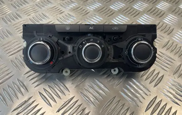 Skoda Octavia Mk2 (1Z) Climate control unit 3T0820047R