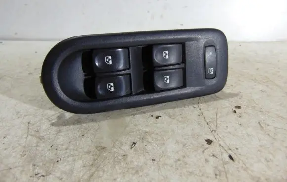 Renault Clio III Quarter vent window switch 8201189451