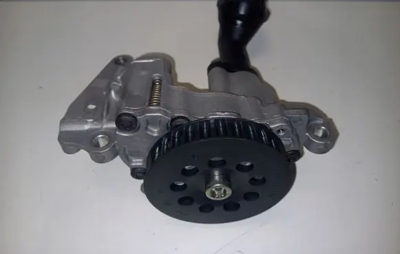 Volkswagen Tiguan Oil pump 05L115103F