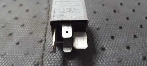 Volkswagen PASSAT B5 Other relay 8D0951253 V23134-J52-X300