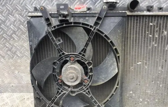 Mitsubishi Carisma Radiator cooling fan shroud