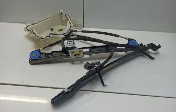 Seat Altea XL Front window lifting mechanism without motor