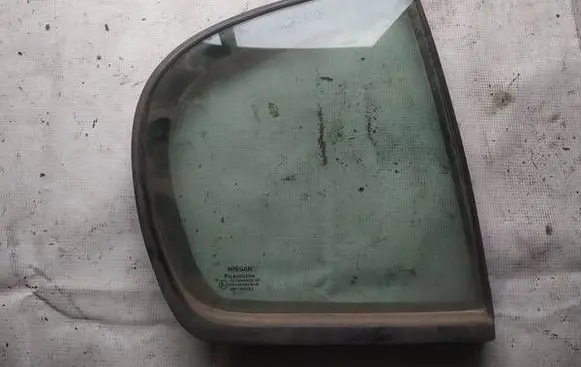 Nissan Almera N16 Rear vent window glass AS2