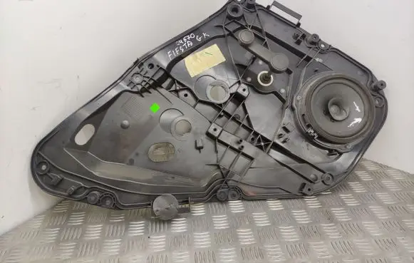 Rear door manual window regulator