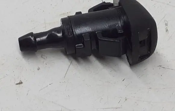 Hyundai Kona I Windshield washer spray nozzle 