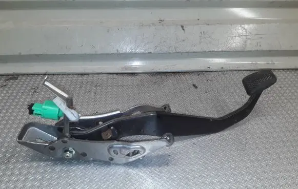 Toyota Verso Brake pedal