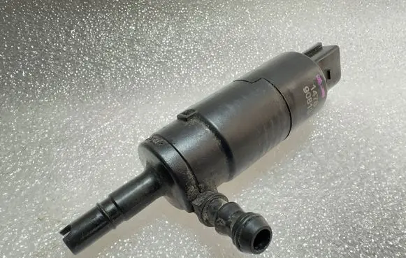 Volkswagen PASSAT B6 Windscreen/windshield washer pump