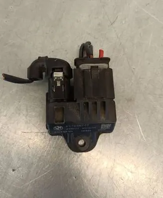 BMW 5 F10 F11 Glow plug pre-heat relay 857008702 130526 0522120103