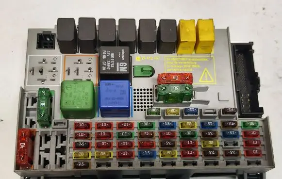 Opel Zafira B Fuse box set GM24412497