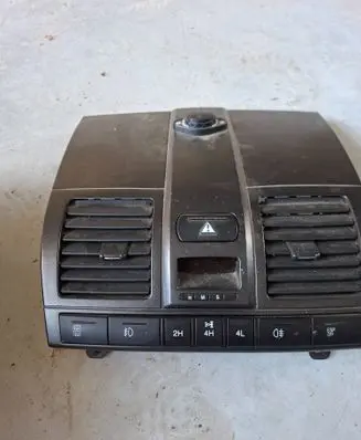 SsangYong Rexton I Dash center air vent grill 8111008010