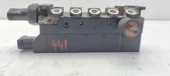 Mercedes-Benz S W220 Air suspension valve block A2203200258
