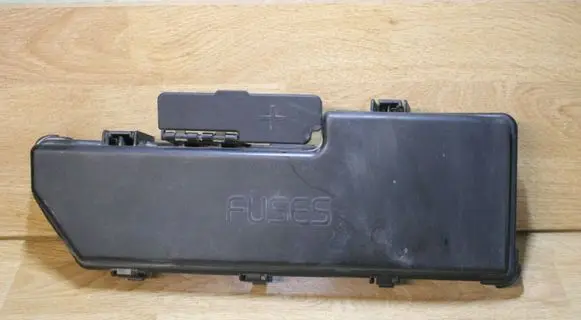 Volvo V70 Fuse box cover 9494211