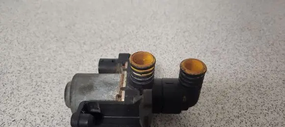 BMW 3 E36 Coolant heater control valve 8391418 1147412052
