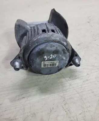 Engine mount bracket