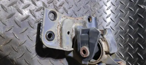 Toyota Prius (XW10) Engine mounting bracket