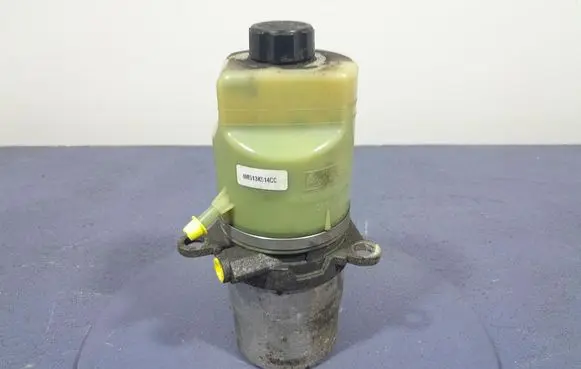 Ford Focus C-MAX Power steering pump 4M51-13K514-CC