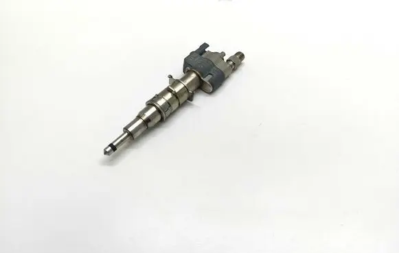 BMW 5 E60 E61 Fuel injector 7589048 758904811 13537589048
