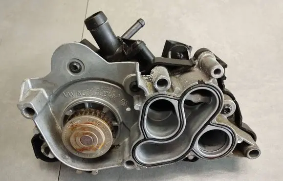 Volkswagen Golf VII Water pump 04E121042A