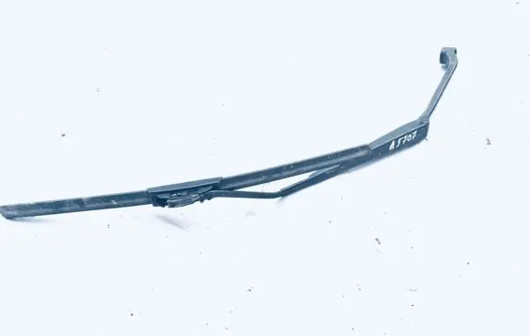 Toyota RAV 4 (XA20) Front wiper blade arm 6320