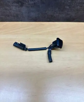 BMW 5 E60 E61 Windshield washer spray nozzle 7046060