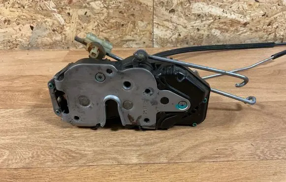Opel Insignia A Front door lock 13503149