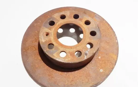 Volkswagen Jetta V Rear brake disc neventiliuojamas