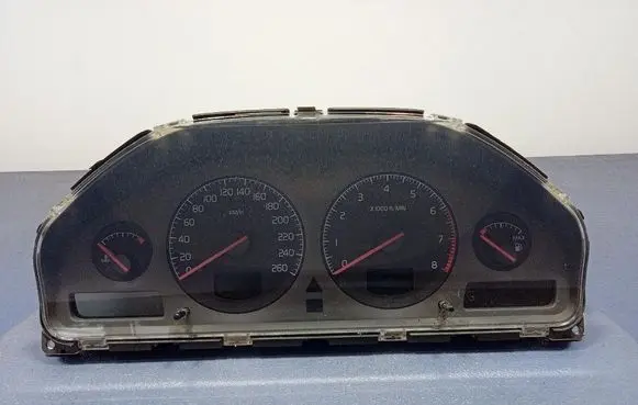 Volvo V70 Speedometer (instrument cluster) 9499668