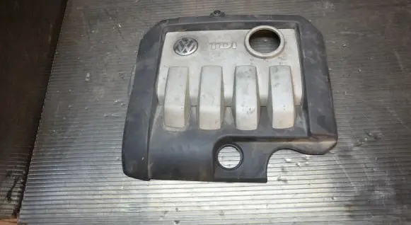 Volkswagen Touran I Engine cover (trim) 03G103925J