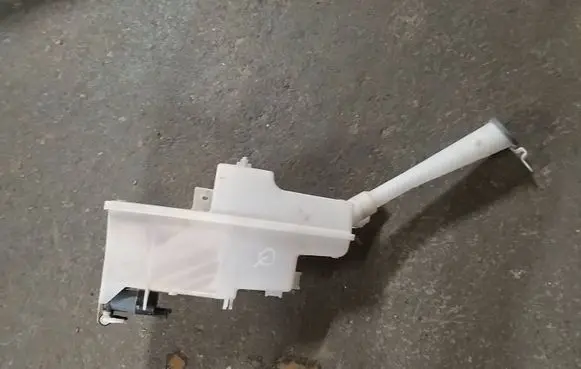 Windshield washer fluid reservoir/tank