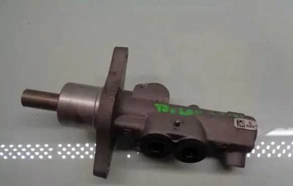 Volkswagen Touran II Master brake cylinder